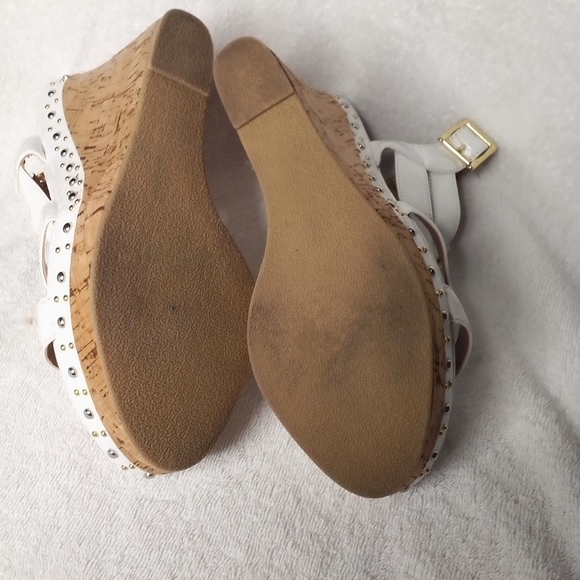 STEVE MADDEN White with Gold Studded Cork Heel Wedges Size 8 - Picture 6 of 8